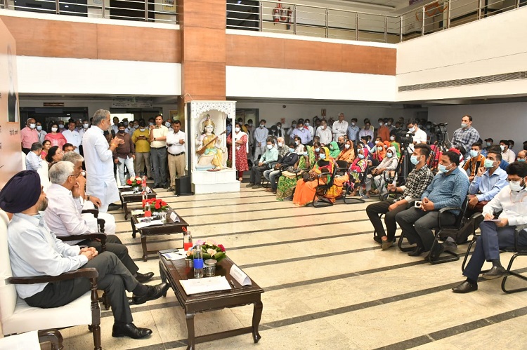 Press Release on visit of Sh. Bhupender Yadav, Minister for Labour and Employment, Govt. of India and Interaction with Female Brick Kiln Workers at Health Check-up camp organised at ESIC Medical College, Faridabad on 01.05.2022.