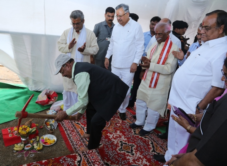 रायपुर एव्म भिलाई में 100 बिस्तरों वाले अत्याधुनिक ईएसआई अस्पतालों का शिलान्यास श्री बंडारु दत्तात्रेय, माननीय श्रम एव्म रोजगार राज्य, भारत सरकार द्वारा सोमवार दिनांक 4 अप्रैल, 2016 को रावाभाठा, रायपुर में किया गया।