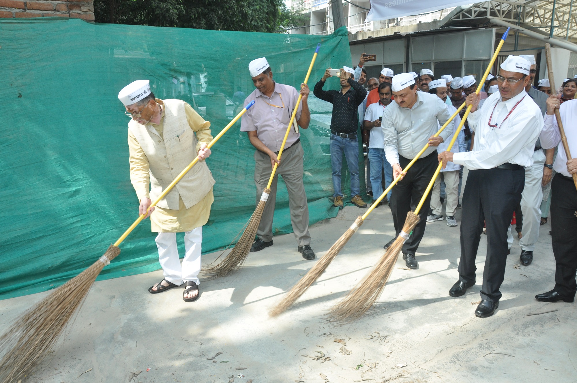 Hon’ble LEM observes “Swachhata Hi Sewa Movement“ at ESIC Model Hospital & PGIMSR, Basaidarapur, New Delhi